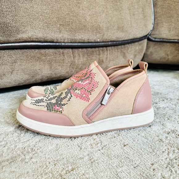 Donald J Pliner Mylasp Slip-on pink tan floral print zip side sneaker woman’s 7 - Picture 2 of 9